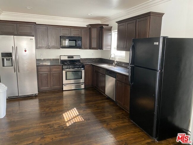 Photo - 1253 W 35th St