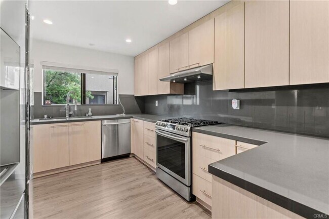 Photo - 5757 Owensmouth Ave