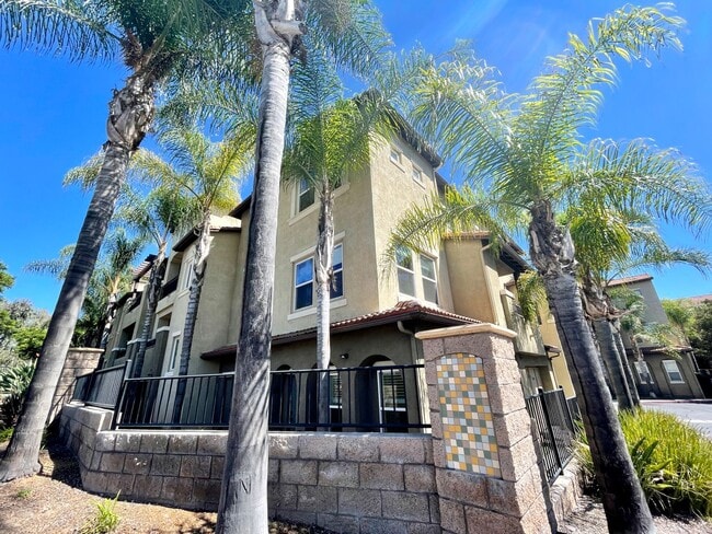 Building Photo - Spacious 2B/3BA + Den Townhouse in City He...