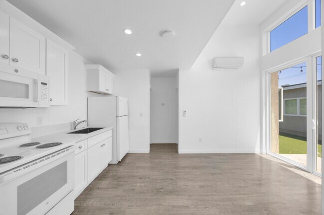 Photo - 572 N Cambridge St