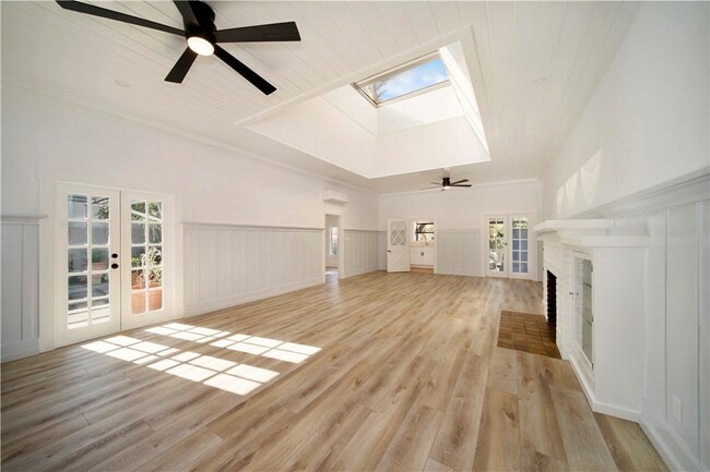 Building Photo - 1175 Glenneyre St