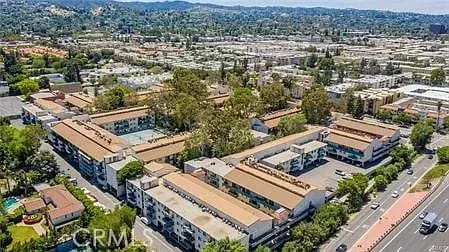 Building Photo - 5460 White Oak Ave Unit J206