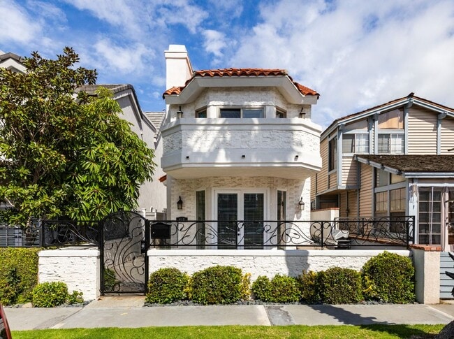 Photo - 415 8th St House