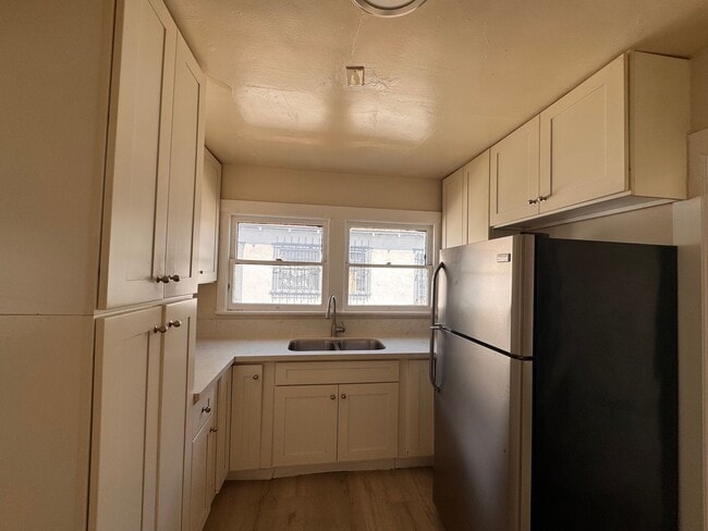 Photo - 4216 Woodlawn Ave Unit 4218 Woodlawn