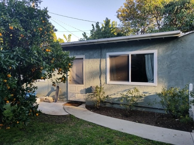 Front walkway - 1914 Granville Ave Unit rear