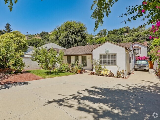 Charming Exterior - 4009 Beverly Glen Blvd Rental