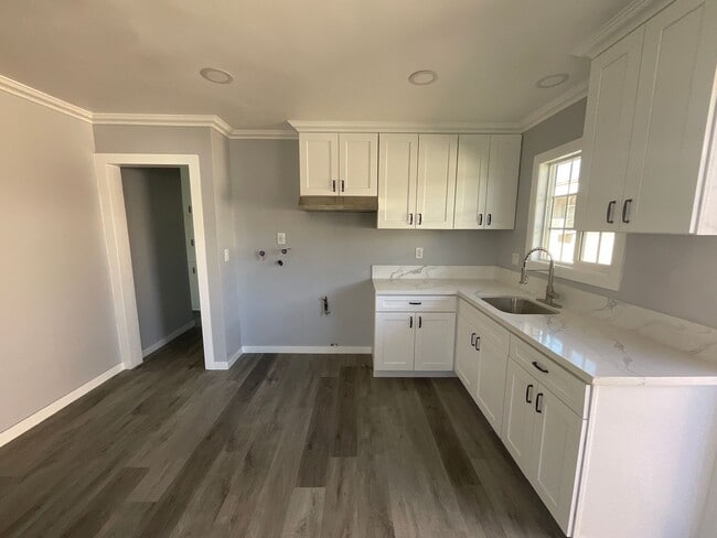 Building Photo - House - 2 Bedrooms / 1 Bathroom - Paramount