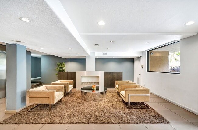 Photo - 141 S Clark Dr