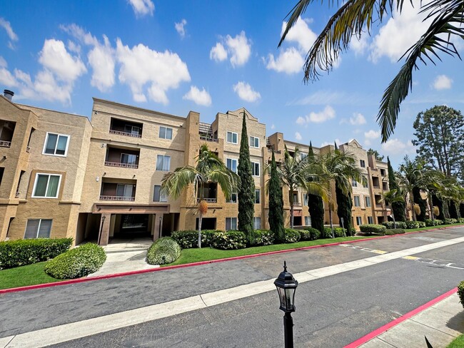 Building Photo - SD: Bright 2BD/2BA Condo in UTC with Community Pool, Gym & Reserved Parking