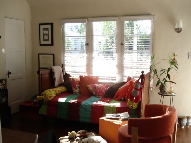 Living Room - 617 Woodlawn Ave