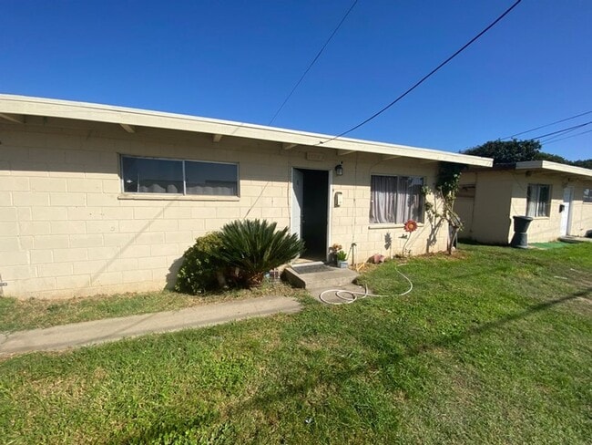 Clean and Bright 2 Bedroom 1 Bath Duplex - Clean and Bright 2 Bedroom 1 Bath Duplex Apartment Unit 1016B