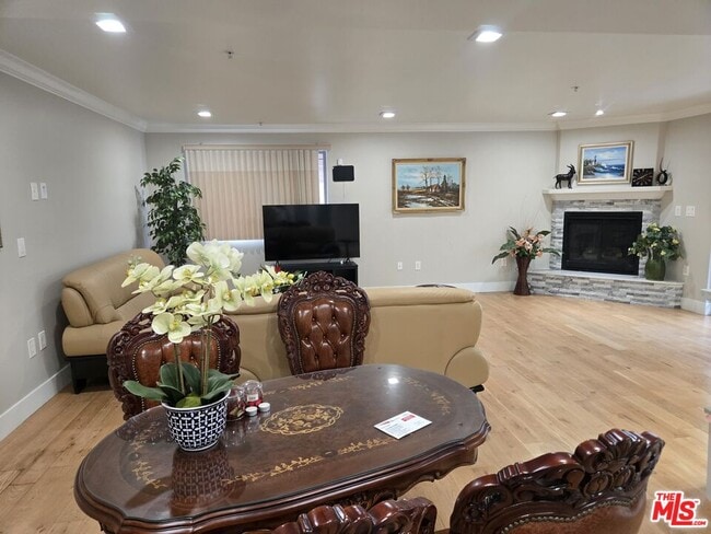 Building Photo - 4733 Elmwood Ave Unit 103