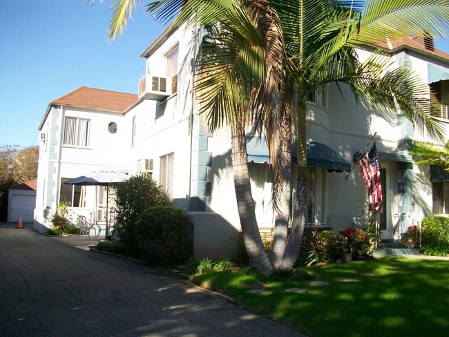 4 Units / 2 bdrms ea. - 305 N Palm Ave Unit A