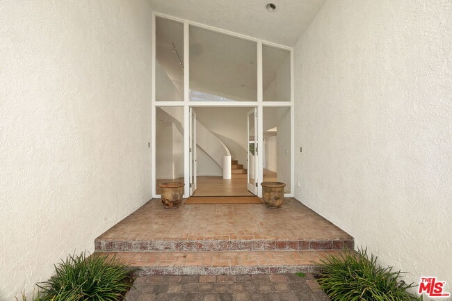 Photo - 650 N Tigertail Rd