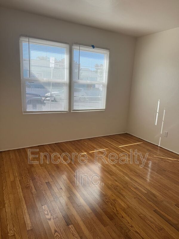 Photo - 5008 Muir Ave