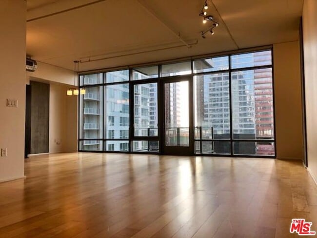 Building Photo - 1100 S Hope St Unit 1104