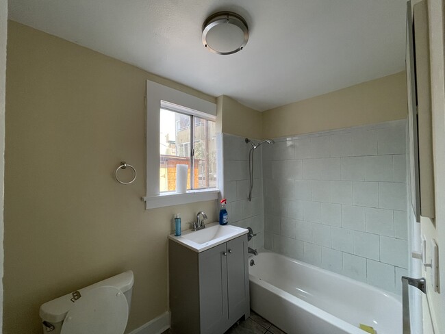 Updated bathroom with new amenities - 1120 S Berendo St Unit 1120.5