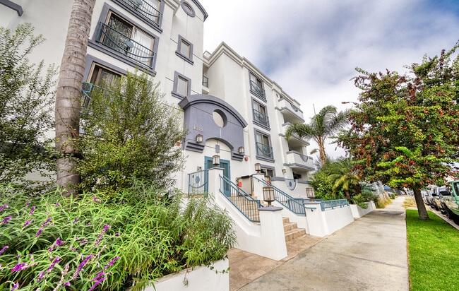 Building Photo - 1621 Barry Ave Unit 1621 Barry Ave. #203
