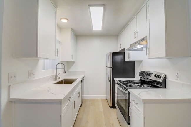 Building Photo - Valle at Canyon