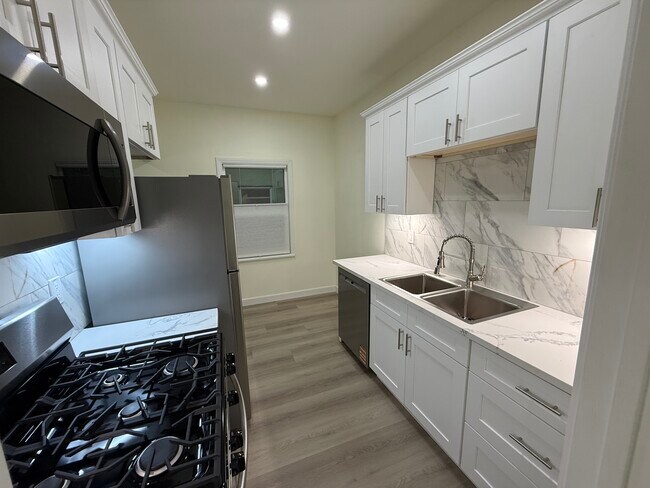 Photo - 208 N La Peer Dr Unit 1