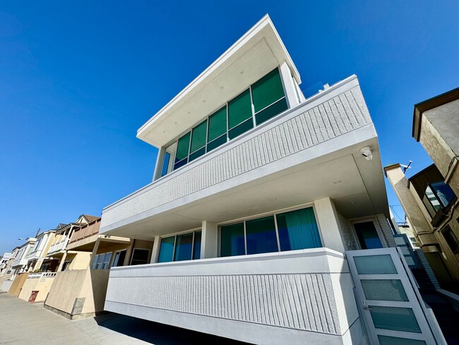 Building Photo - Stunning Ocean Front Location Unit C