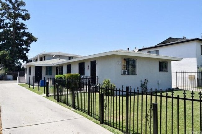 Building Photo - 903 N Sloan Ave.