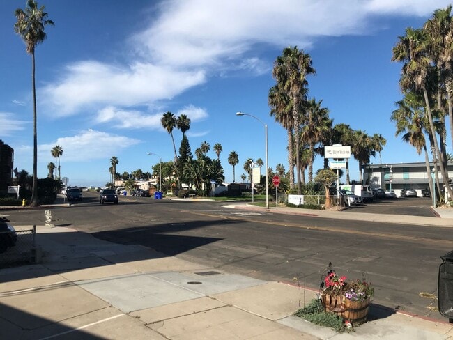 Building Photo - Awesome beach cottage across the Street fr... Unit 5133.5 West Point Loma Blvd