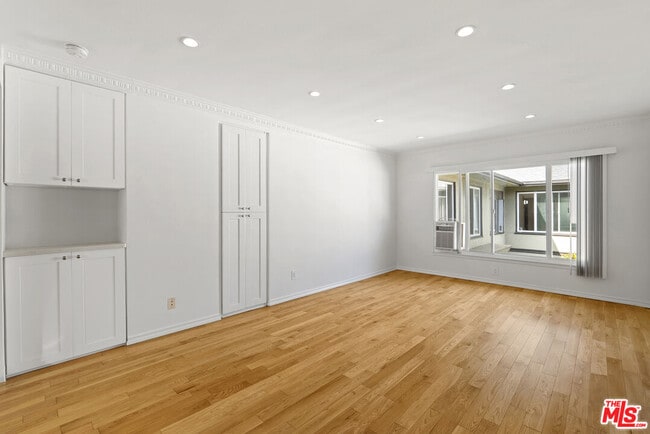 Building Photo - 1233 N Harper Ave Unit 12