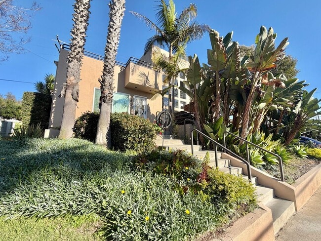 Building Photo - 2832 Ingleside Dr