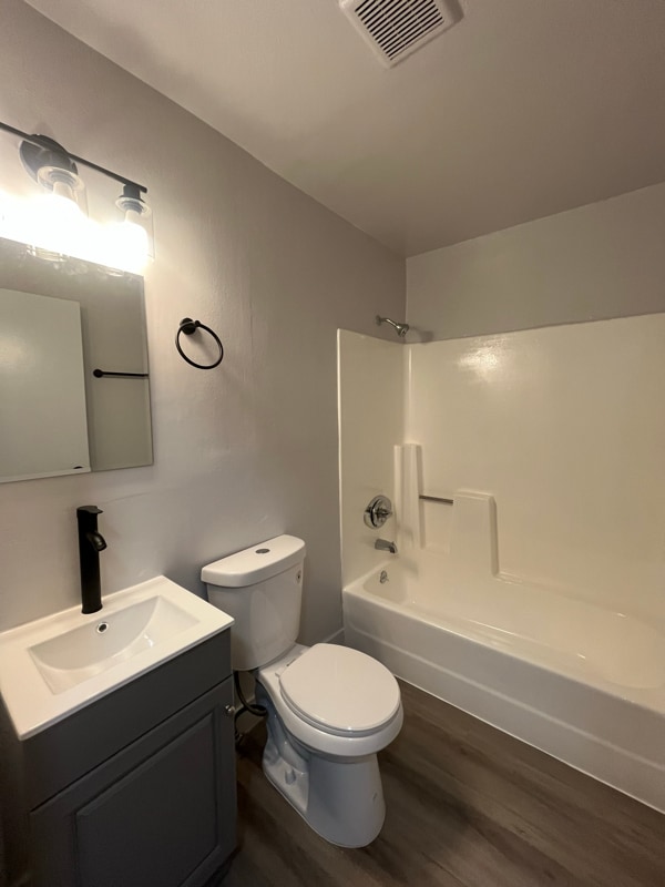 Photo - 211 E 24th St