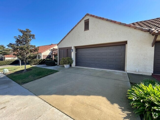 Building Photo - Gorgeous 2B+Office/2BA Townhouse w/ Golf C...