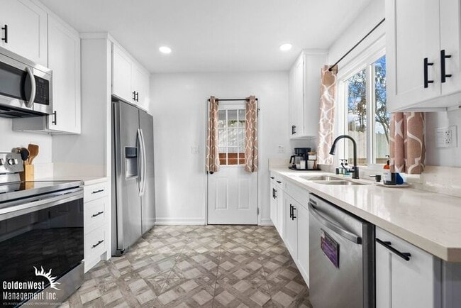 Photo - Modern 3Bdm 2Ba Unfurnished Downstairs Uni...