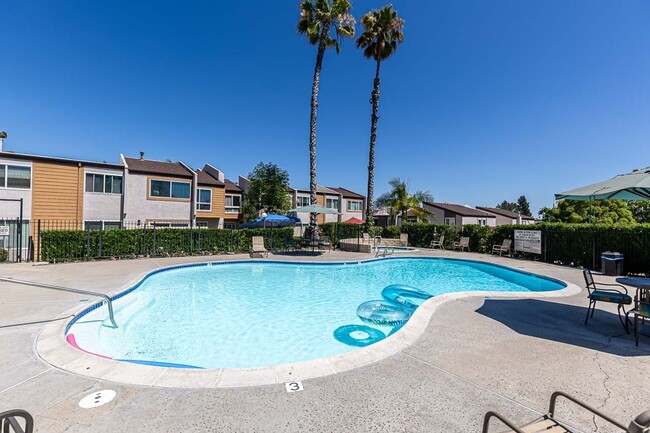 Building Photo - **LOOK NO FURTHER 3 BEDROOM TOWNHOME W/LAU...