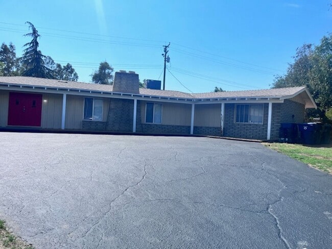 Building Photo - 102 Hillside Way