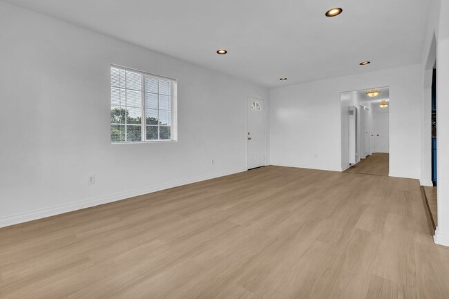 Photo - 1672 N Soto St