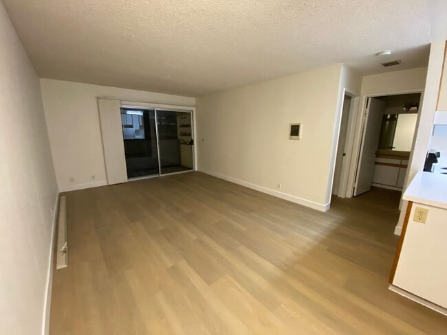 Photo - Spacious One Bedroom in Hillcrest! On-site laundry, and parking garage! Sm dogs OK! Unit 203