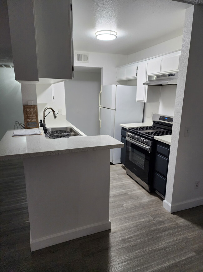 Photo - Swan Court Apartments