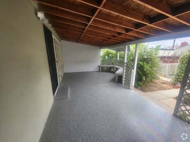 Building Photo - 182 Street Unit Front Rental