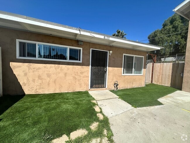 Building Photo - Available Now! 2bed/ 1 bath duplex Rental