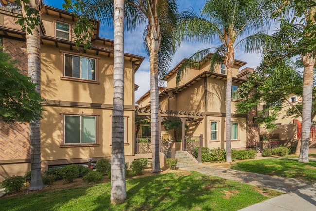 Photo - 345 W Loraine St