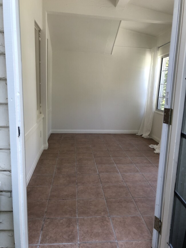 Photo - 954 16th St Apartments Unit B