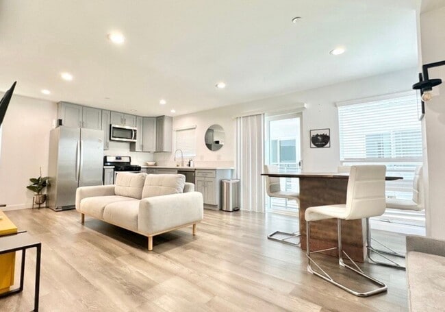 Building Photo - 1875 W 20th St Unit #1875 1/2