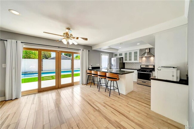 Photo - 23010 Hartland St