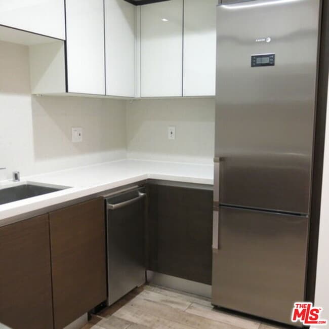 European-style kitchen - 1611 S Beverly Glen Blvd Unit 203