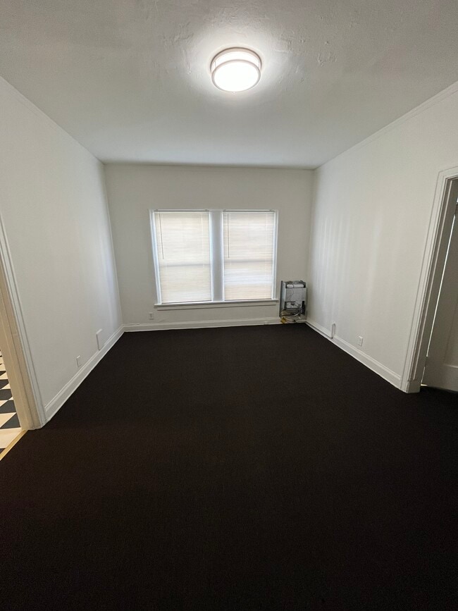 Spacious Studio Apartment - 4156 Rosewood Ave Unit 9