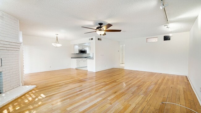 Photo - Luxury Penthouse Newly Renovated 1 Bed + D...