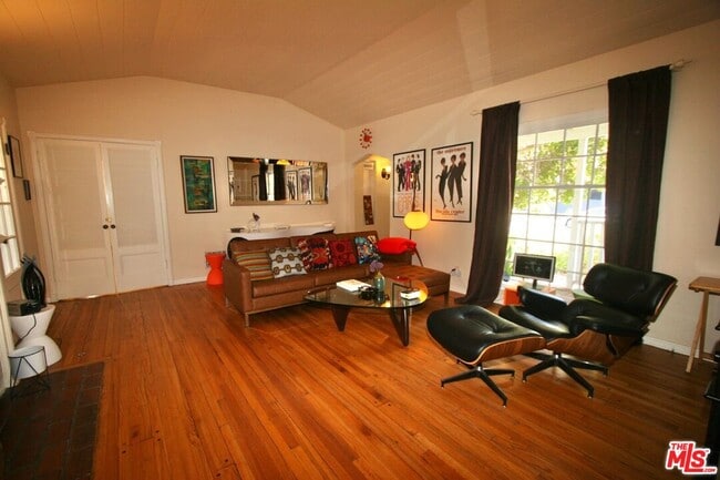 Photo - 10317 Lauriston Ave