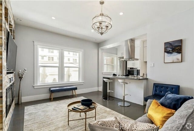 Building Photo - 325 W 3rd St Rental