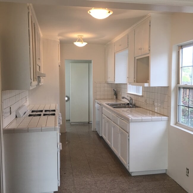 Building Photo - 11625 Keswick St Unit #1 K