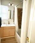 Full 4 piece bathroom - 4574 Florida St